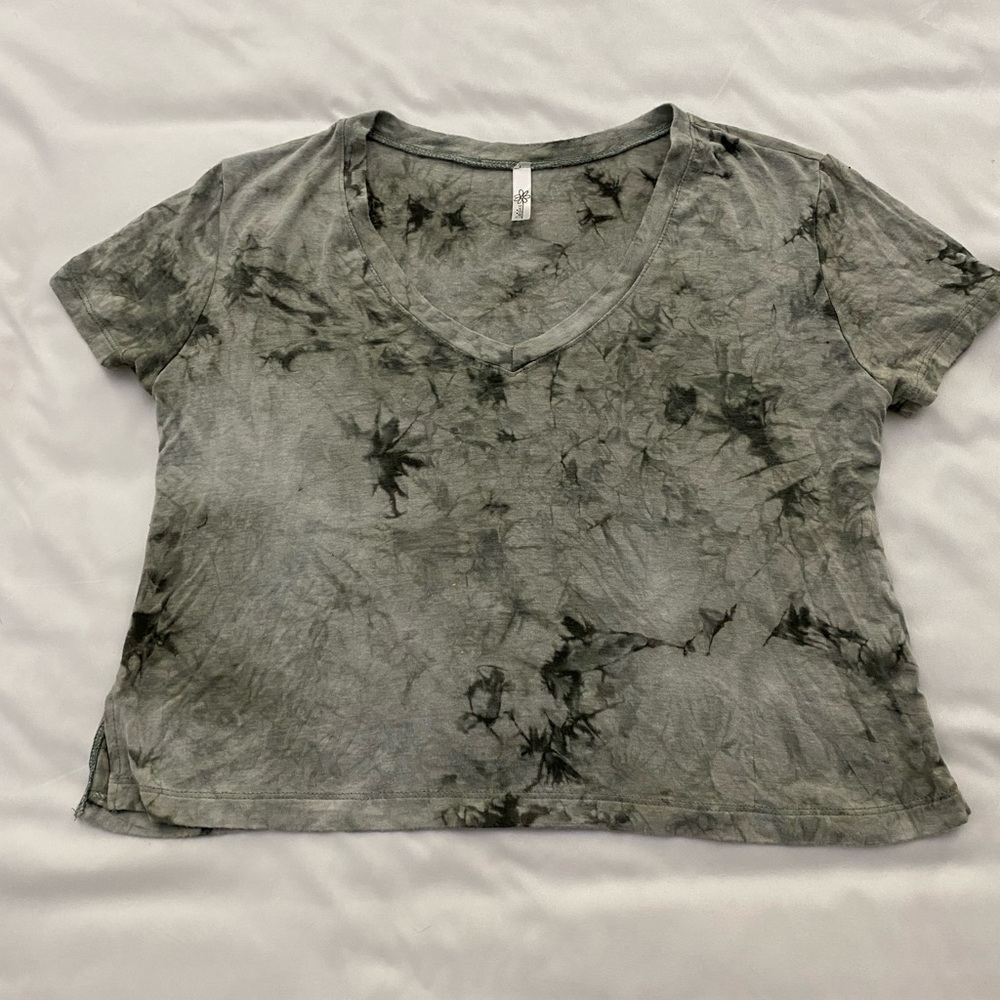 Cropped Grey and Black Tie Dye V-neck T-Shirt. Size Small
